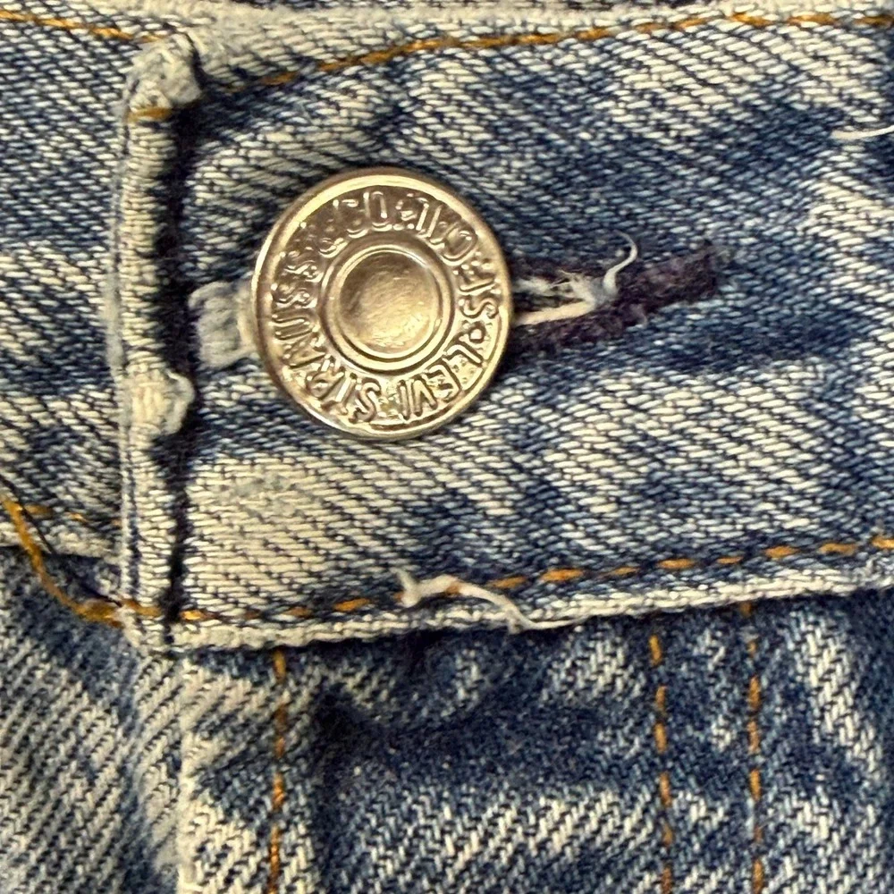 Vintage Levis 501 Mens Light Wash Straight Leg Button Fly Jeans 31x32 Made inUSA